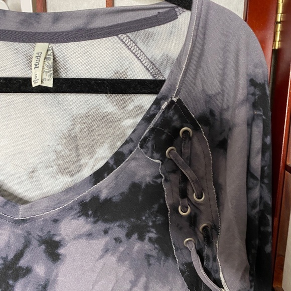 Gray black tie dye v neck soft top - Picture 3 of 5